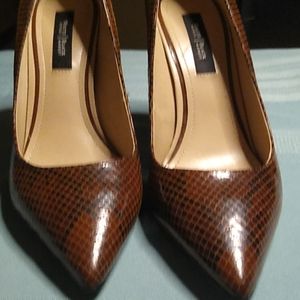 🎀🆓White House Black Market Shoes